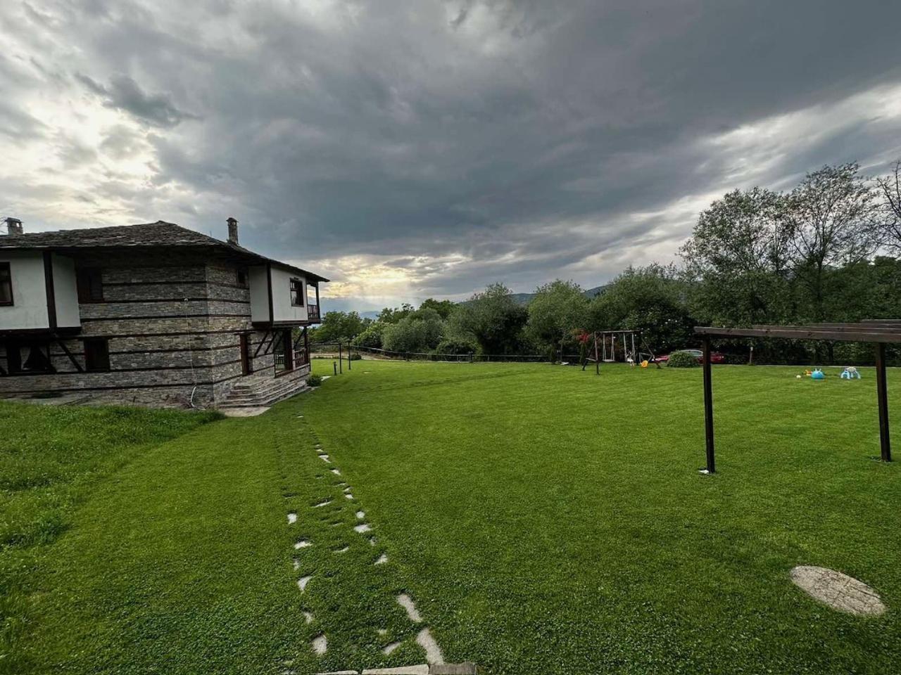 Leshten Guest Homes Exterior photo